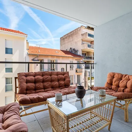 Spacious With Terrace And Parking Apartmán